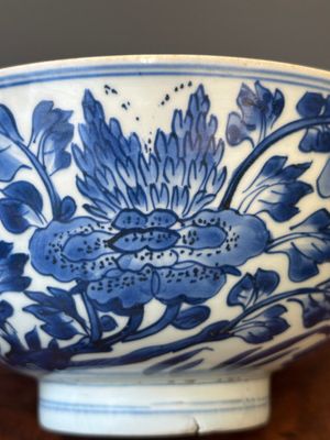 Een Chinese blauw-witte kom met vogels tussen bloessemtakken, Shen De Tang Bo Gu Zhi 慎德堂博古製 mark, Kangxi — foto 8
