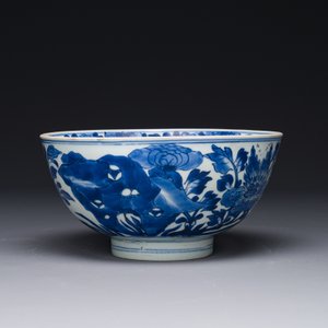 Een Chinese blauw-witte kom met vogels tussen bloessemtakken, Shen De Tang Bo Gu Zhi 慎德堂博古製 mark, Kangxi — foto 3