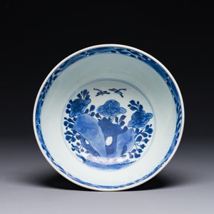 Een Chinese blauw-witte kom met vogels tussen bloessemtakken, Shen De Tang Bo Gu Zhi 慎德堂博古製 mark, Kangxi — foto 4