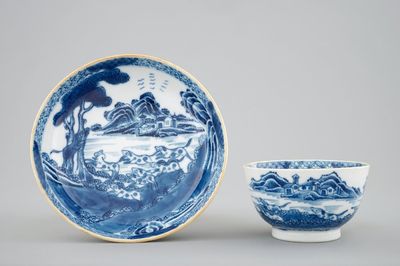 Een Chinese blauw-witte kop en schotel met honden, Qianlong, 18e eeuw