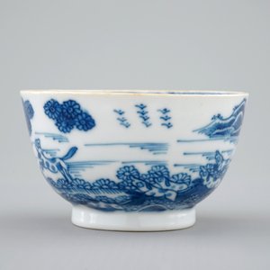 Een Chinese blauw-witte kop en schotel met honden, Qianlong, 18e eeuw — foto 5