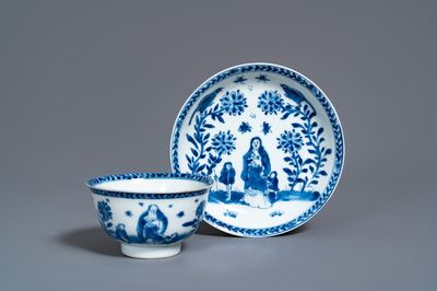 Een Chinese blauw-witte kop en schotel met moeder met kind, Kangxi