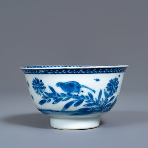 Een Chinese blauw-witte kop en schotel met moeder met kind, Kangxi — foto 6