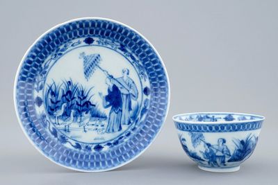 Een Chinese blauw-witte kop en schotel met parasoldames naar Pronk, Qianlong, ca. 1740