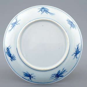 Een Chinese blauw-witte kop en schotel met parasoldames naar Pronk, Qianlong, ca. 1740 — foto 3