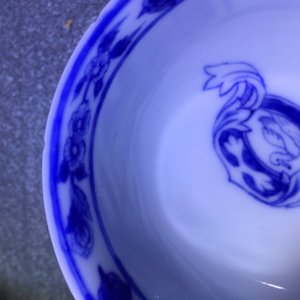 Een Chinese blauw-witte kop en schotel met parasoldames naar Pronk, Qianlong, ca. 1740 — foto 6