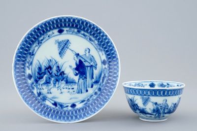 Een Chinese blauw-witte kop en schotel met parasoldames naar Pronk, Qianlong, ca. 1740