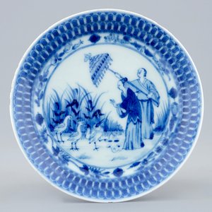 Een Chinese blauw-witte kop en schotel met parasoldames naar Pronk, Qianlong, ca. 1740 — foto 2