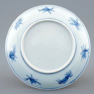 Een Chinese blauw-witte kop en schotel met parasoldames naar Pronk, Qianlong, ca. 1740 — foto 3