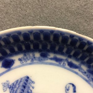 Een Chinese blauw-witte kop en schotel met parasoldames naar Pronk, Qianlong, ca. 1740 — foto 9