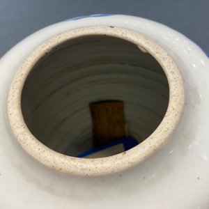 Een Chinese blauw-witte, koperrode en celadon vaas met landschapsdecor, Kangxi — foto 12