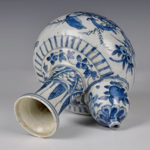 Een Chinese blauw-witte kraak porseleinen kendi met decor van een salamander, Ming, Wanli — foto 3