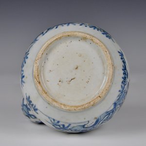 Een Chinese blauw-witte kraak porseleinen kendi met decor van een salamander, Ming, Wanli — foto 4