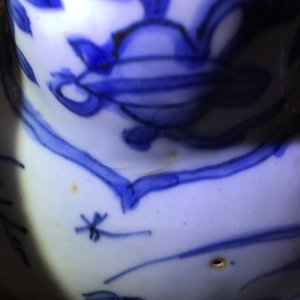 Een Chinese blauw-witte kraak porseleinen kendi met decor van een salamander, Ming, Wanli — foto 6