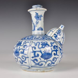 Een Chinese blauw-witte kraak porseleinen Kendi, Ming, Wanli — foto 2