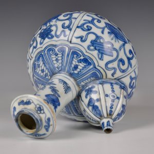 Een Chinese blauw-witte kraak porseleinen Kendi, Ming, Wanli — foto 3