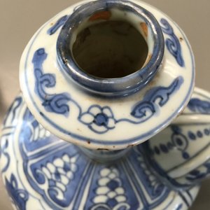 Een Chinese blauw-witte kraak porseleinen Kendi, Ming, Wanli — foto 5