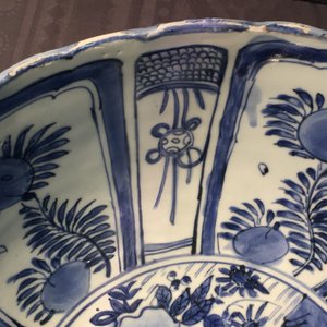 Een Chinese blauw-witte kraak porseleinen kom met een tijger, Ming, Wanli — foto 11