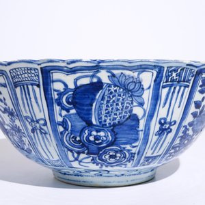 Een Chinese blauw-witte kraak porseleinen kom met een tijger, Ming, Wanli — foto 3