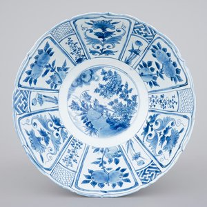 Een Chinese blauw-witte kraak porseleinen kom met een vogel tussen bloesems, Ming, Wanli — foto 1