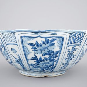 Een Chinese blauw-witte kraak porseleinen kom met een vogel tussen bloesems, Ming, Wanli — foto 5
