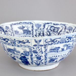 Een Chinese blauw-witte kraak porseleinen kom met vakverdeling van landschappen, Ming, Wanli — foto 2