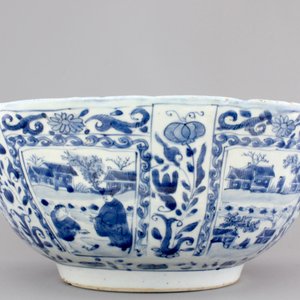 Een Chinese blauw-witte kraak porseleinen kom met vakverdeling van landschappen, Ming, Wanli — foto 3
