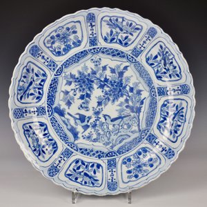Een Chinese blauw-witte kraak porseleinen schotel met vogels, Ming, Wanli — foto 1