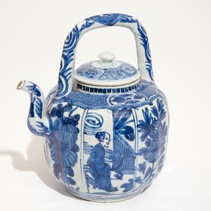 Een Chinese blauw-witte kraak wijnpot met deksel, Ming, Wanli — foto 1