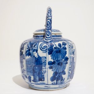 Een Chinese blauw-witte kraak wijnpot met deksel, Ming, Wanli — foto 5