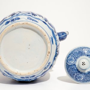 Een Chinese blauw-witte kraak wijnpot met deksel, Ming, Wanli — foto 7