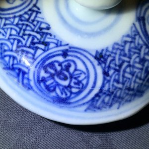 Een Chinese blauw-witte kraak wijnpot met deksel, Ming, Wanli — foto 9