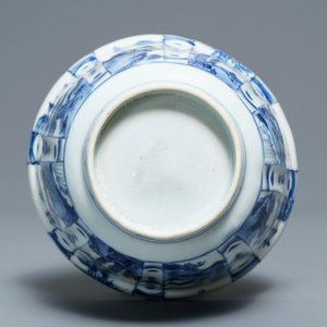 Een Chinese blauw-witte kraakporseleinen kraaienkom, Wanli — foto 7