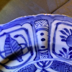 Een Chinese blauw-witte kraakporseleinen schotel en twee borden met eenden, Wanli — foto 11