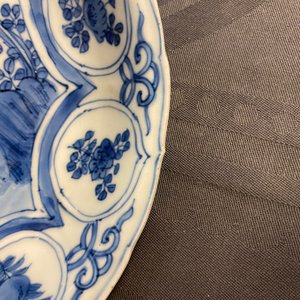 Een Chinese blauw-witte kraakporseleinen schotel en twee borden met eenden, Wanli — foto 7