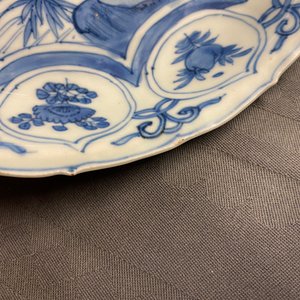 Een Chinese blauw-witte kraakporseleinen schotel en twee borden met eenden, Wanli — foto 8