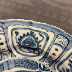 Een Chinese blauw-witte kraakporseleinen schotel en twee borden met eenden, Wanli — foto 13