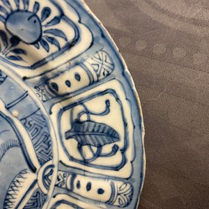 Een Chinese blauw-witte kraakporseleinen schotel en twee borden met eenden, Wanli — foto 15
