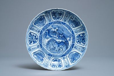 Een Chinese blauw-witte kraakporseleinen schotel in lotusvorm met herten, Wanli