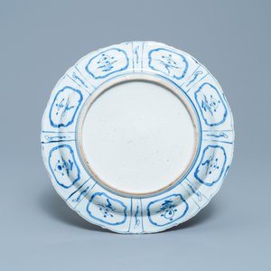 Een Chinese blauw-witte kraakporseleinen schotel met een geleerde, Wanli — foto 2