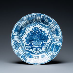 Een Chinese blauw-witte kraakporseleinen schotel met een jardinière, Wanli — foto 1