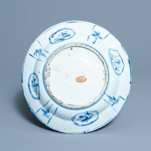 Een Chinese blauw-witte kraakporseleinen schotel met Shou Lao, Wanli — foto 2