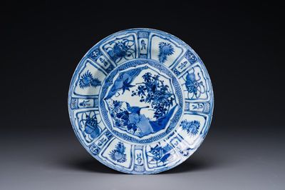 Een Chinese blauw-witte kraakporseleinen schotel met vogels tussen bloesemtakken, Wanli