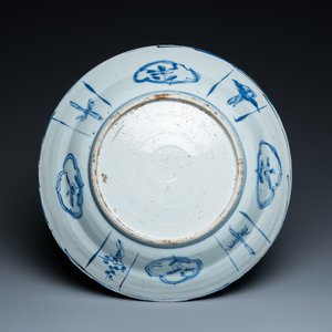 Een Chinese blauw-witte kraakporseleinen schotel, Wanli — foto 2