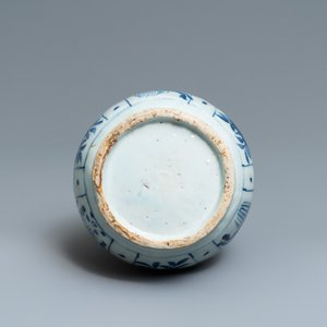 Een Chinese blauw-witte kraakporseleinen vaas, een kraaienkom, een schotel en een bordje, Wanli — foto 11