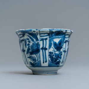 Een Chinese blauw-witte kraakporseleinen vaas, een kraaienkom, een schotel en een bordje, Wanli — foto 14