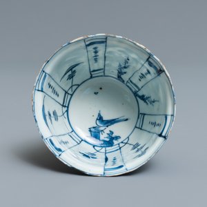 Een Chinese blauw-witte kraakporseleinen vaas, een kraaienkom, een schotel en een bordje, Wanli — foto 15