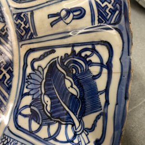 Een Chinese blauw-witte kraakporseleinen vaas, een kraaienkom, een schotel en een bordje, Wanli — foto 17