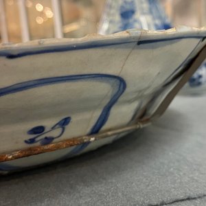 Een Chinese blauw-witte kraakporseleinen vaas, een kraaienkom, een schotel en een bordje, Wanli — foto 20