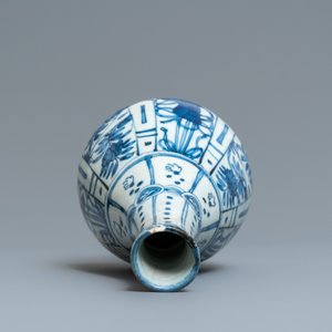 Een Chinese blauw-witte kraakporseleinen vaas, een kraaienkom, een schotel en een bordje, Wanli — foto 10